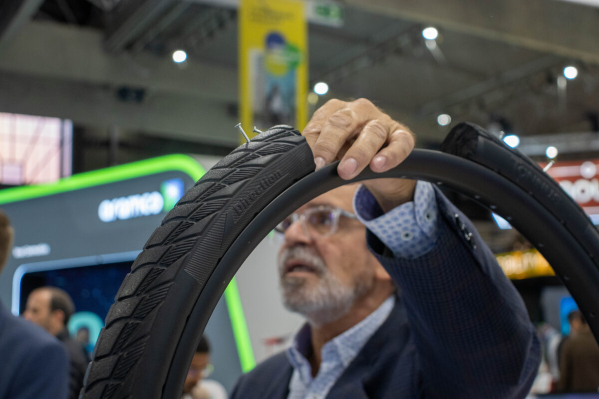 Visitante del stand de Tannus prueba la calidad de las Tannus Tires antipinchazos en la Smart City Expo World Congress de 2023