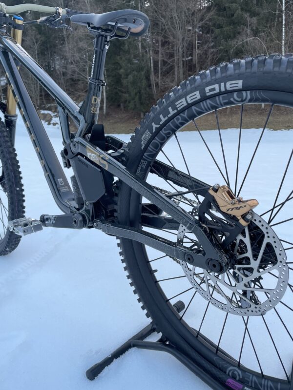 Bicicleta de Killian Tegethoff en la nieve. Usando Tannus Tubeless protege la bicicleta para el frío. 