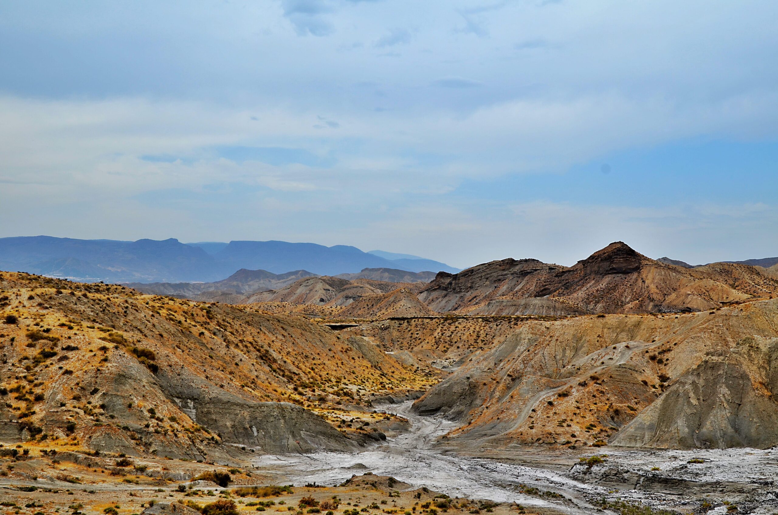 Landschap van de Tabernaswoestijn, met een weg die ideaal is voor fietsroutes door de woestijn.