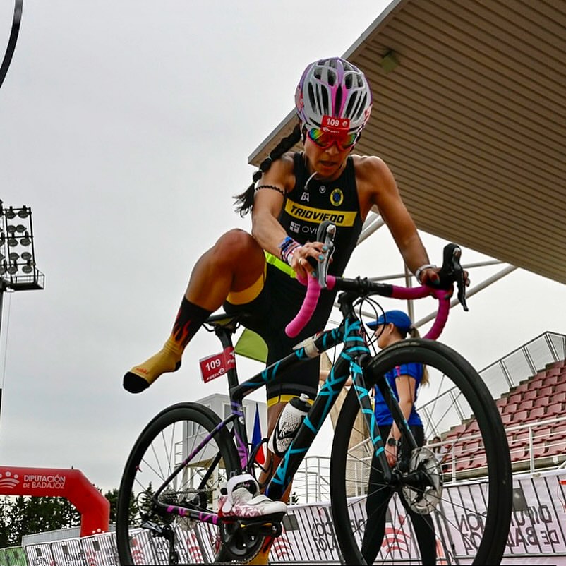 Triatlete Nea Arranz op haar fiets met Tannus Tires tijdens een triatlon