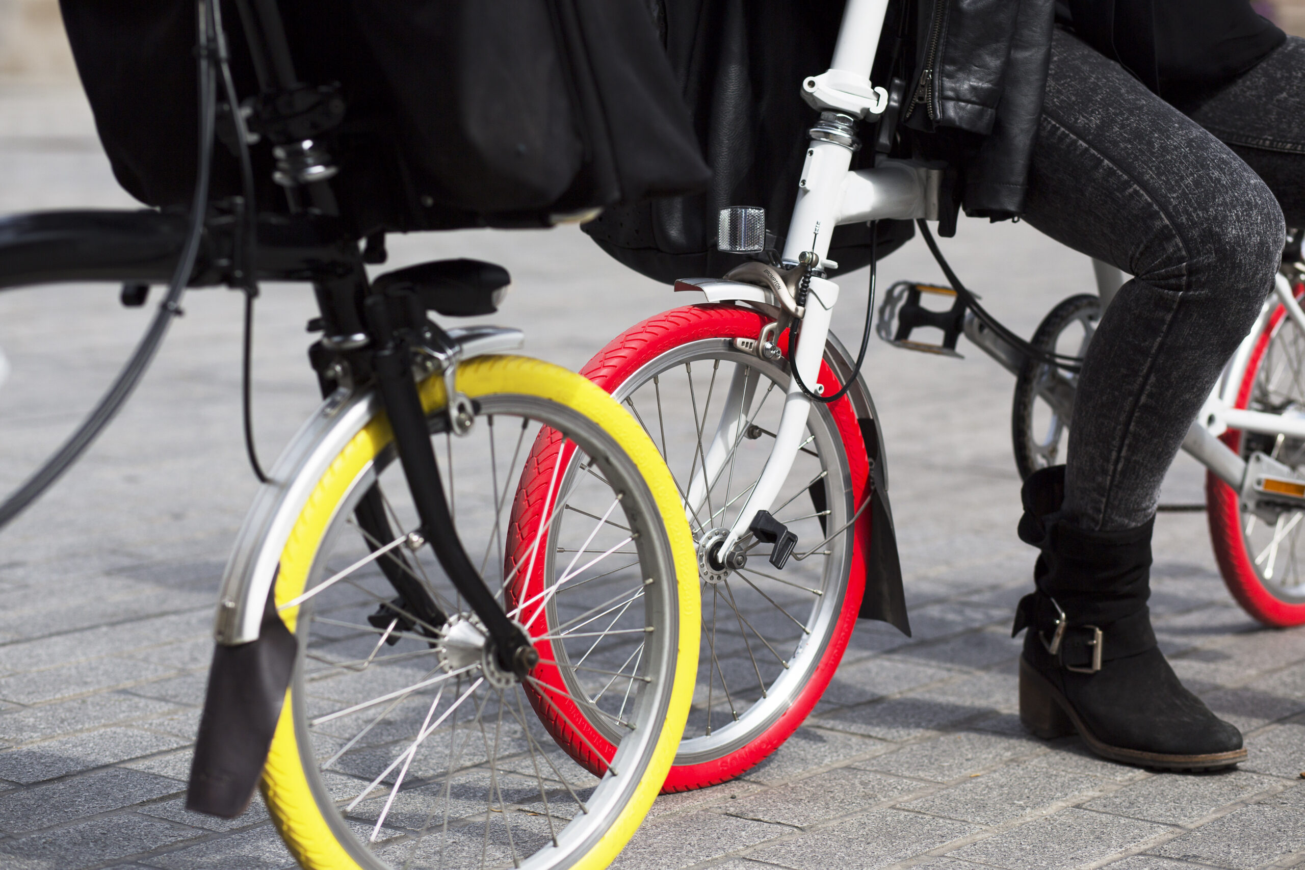 Bicis urbanas Brompton con ruedas Tannus antipinchazos de color amarillo y rojo