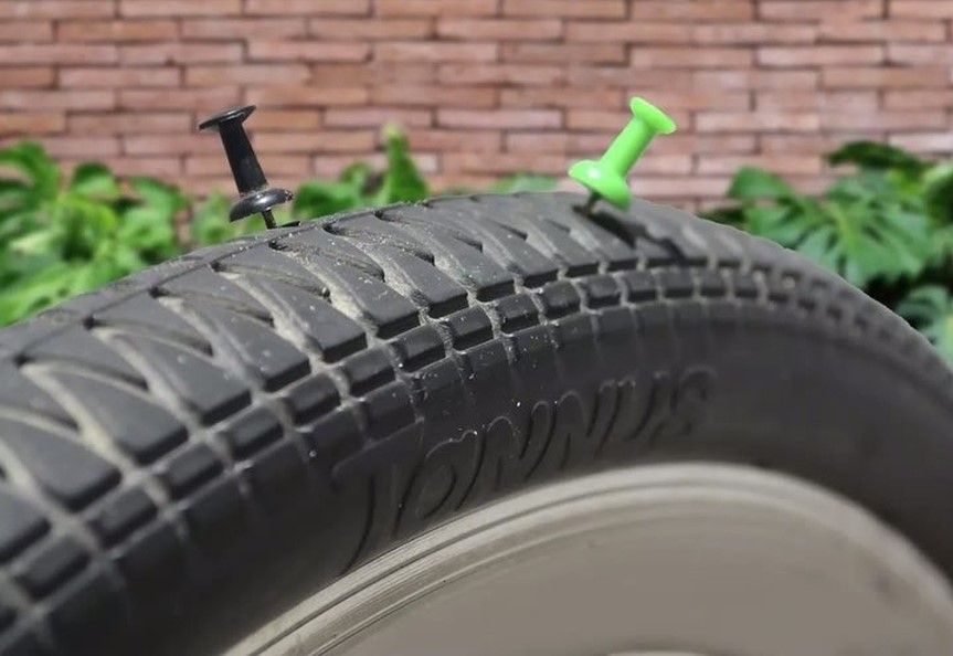 Rueda antpinchazos para bici urbana de Tannus con chinchetas clavadas.