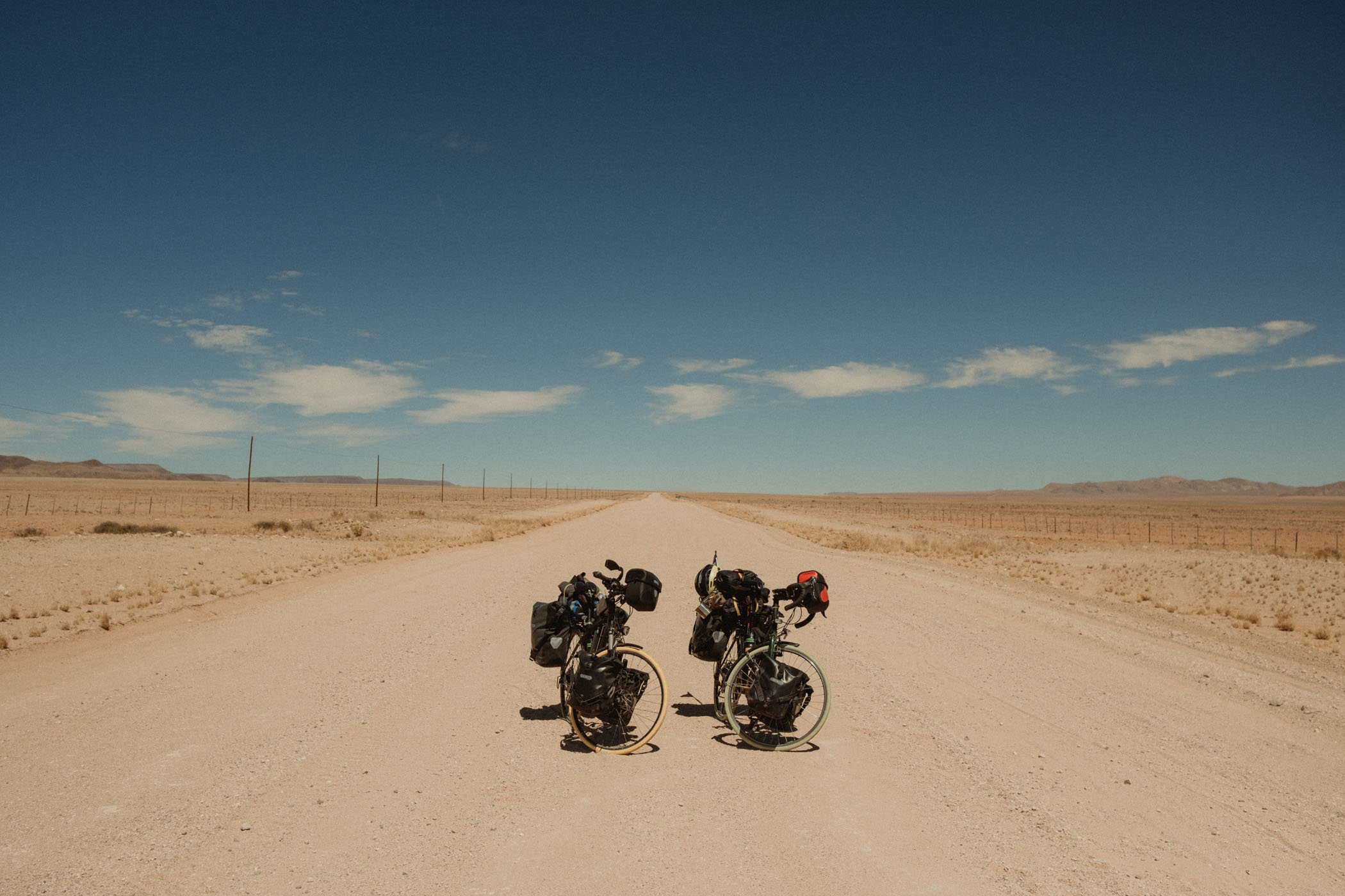 Las bicis de Karaban Bike aparcadas en medio del desierto en un camino sin fin