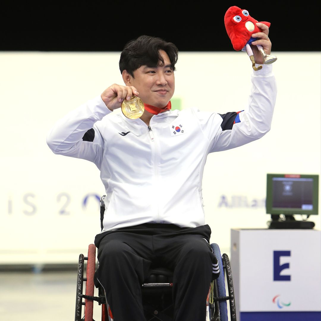 The athlete Cho Jung-Do dreaming the gold medal with Tannus in his wheelchair.