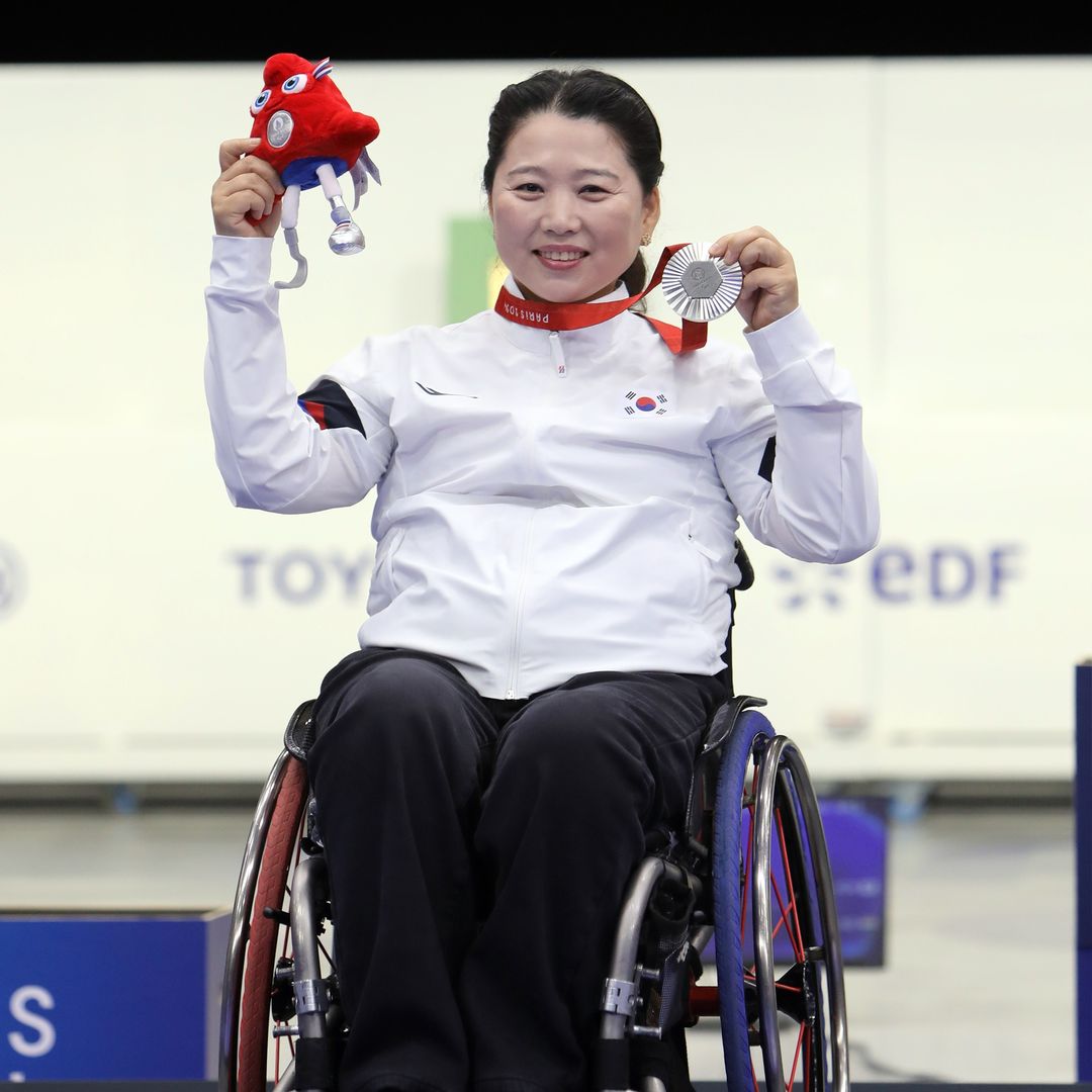 Lee Lee dreaming the silver medal with Tannus in his wheelchair