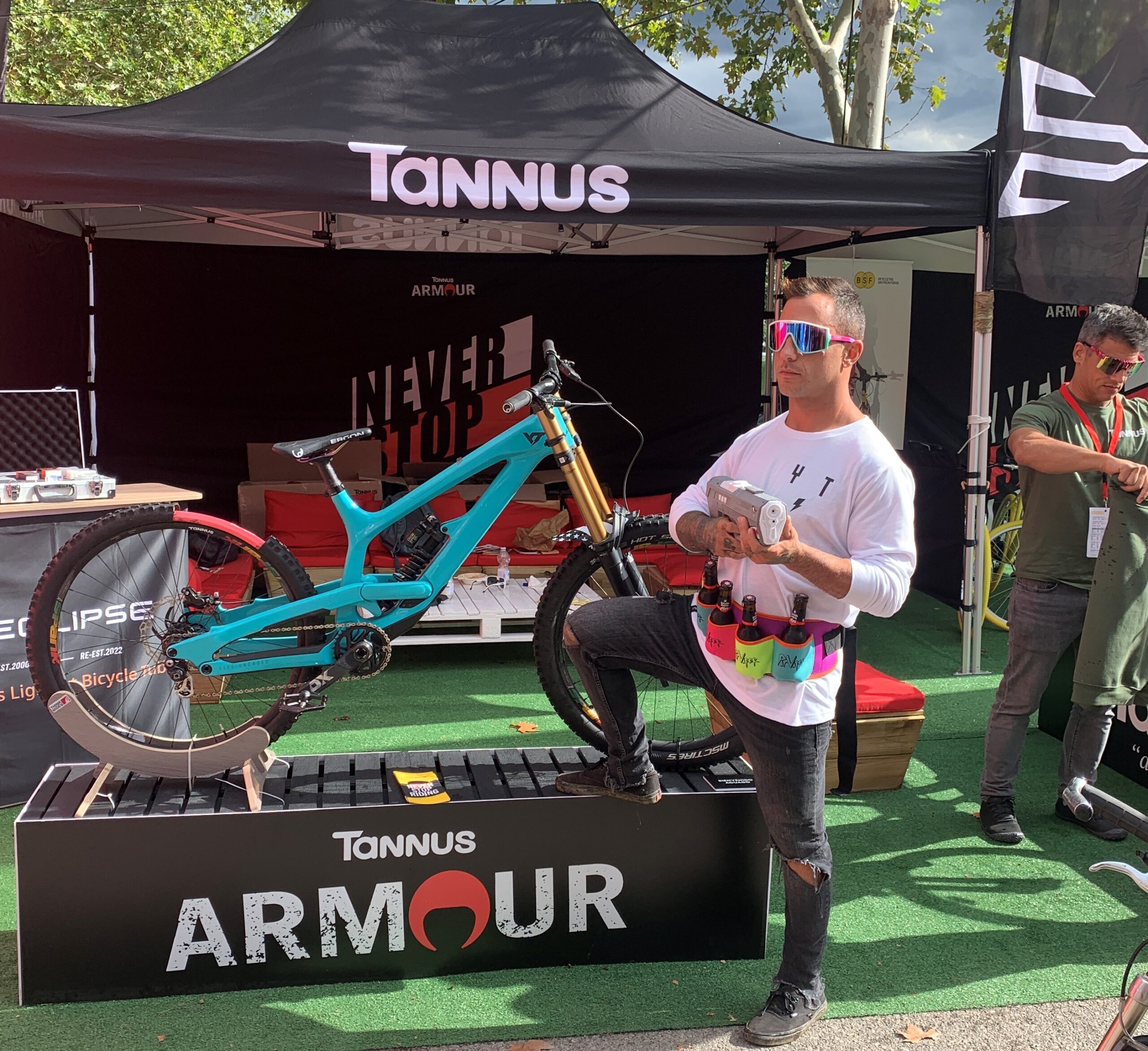 El rider Bienvenido Aguado en el stand de Tannus de Sea Otter 23