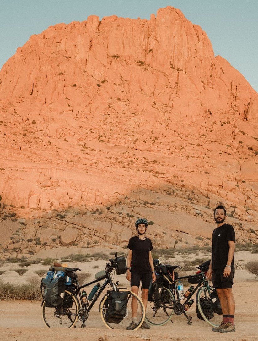 David y Elena de Karaban Bike posando con sus bicis equipadas con Tannus lemon y melon en el desierto