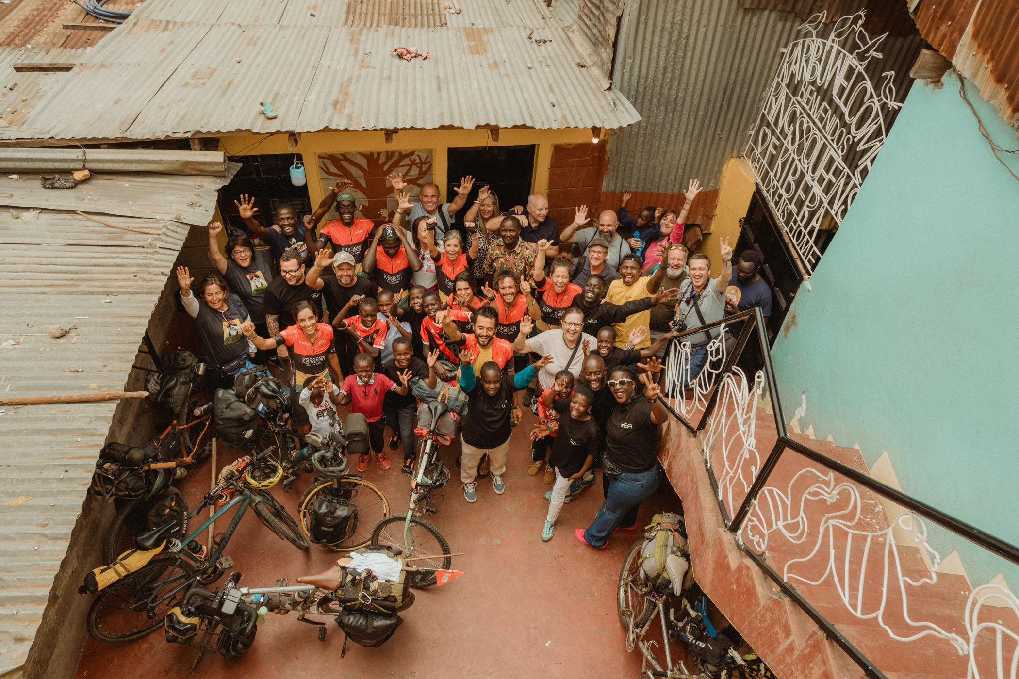 Los riders de Karaban Bike en su llegada a Kings & Queens of Kibera