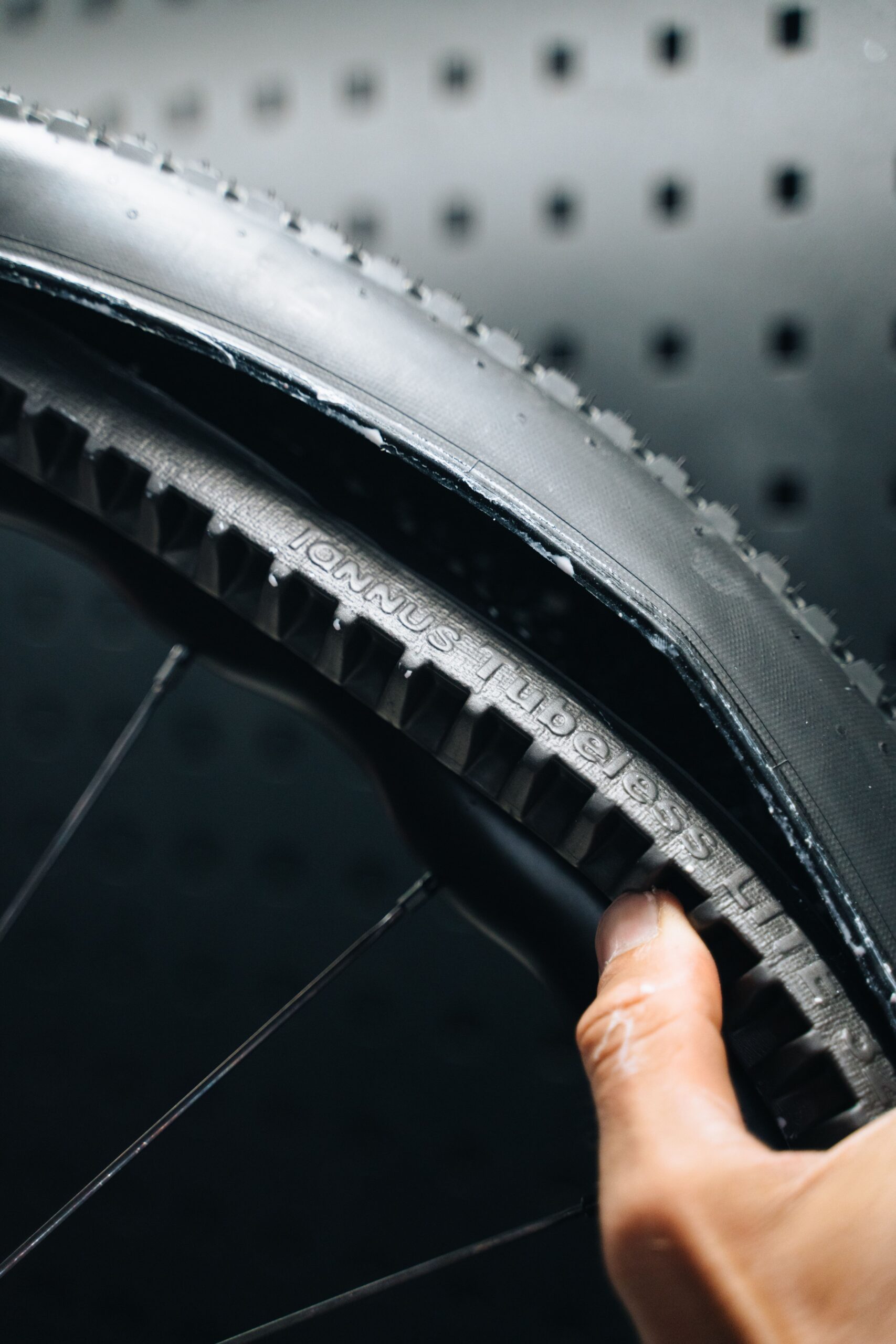 Installation of the Tannus Tubeless Lite puncture-proof insert for gravel bikes