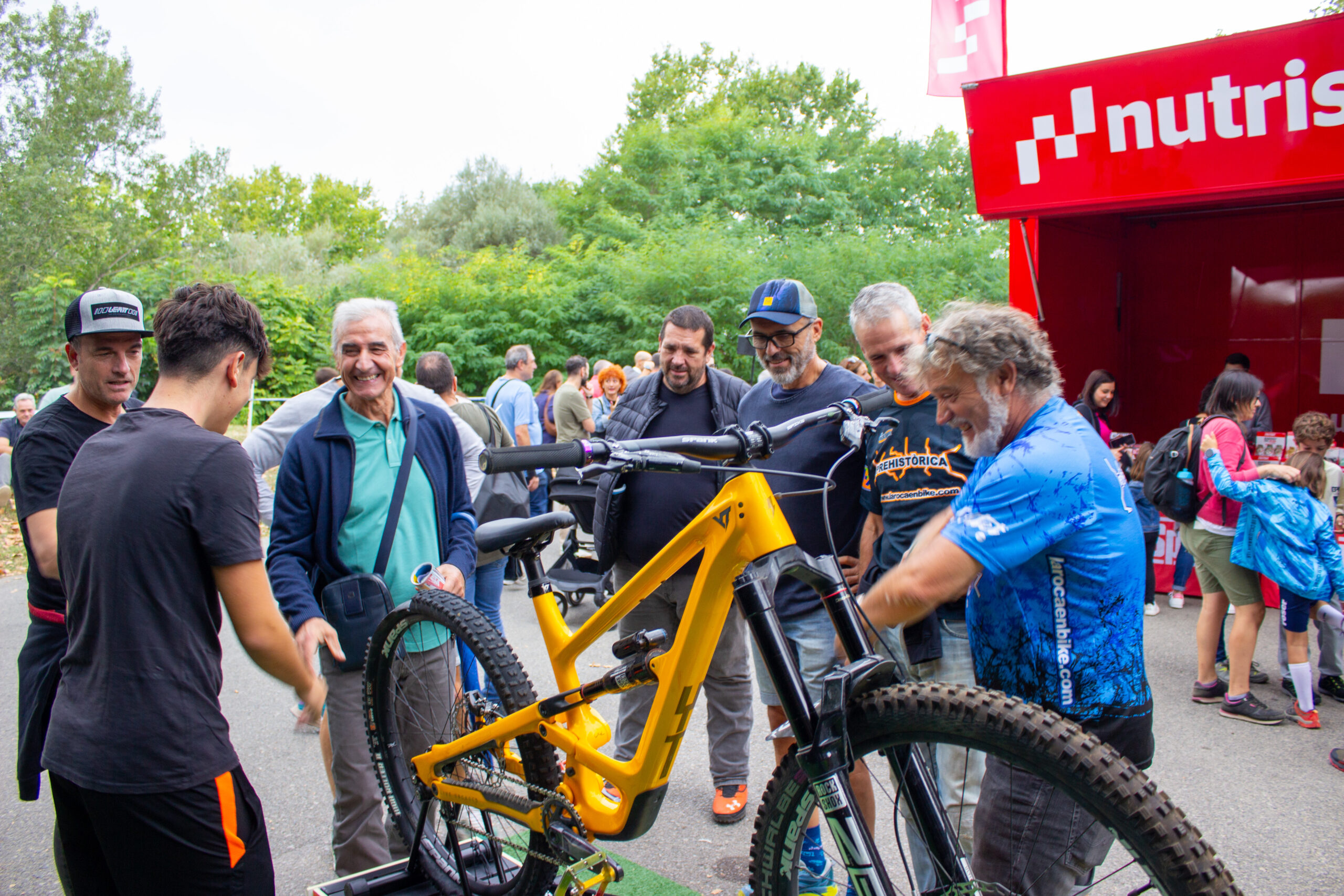 Visitantes viendo la bici d eBienvenido Aguado de Exposición en el stand de Tannus en Sea Otter 2024