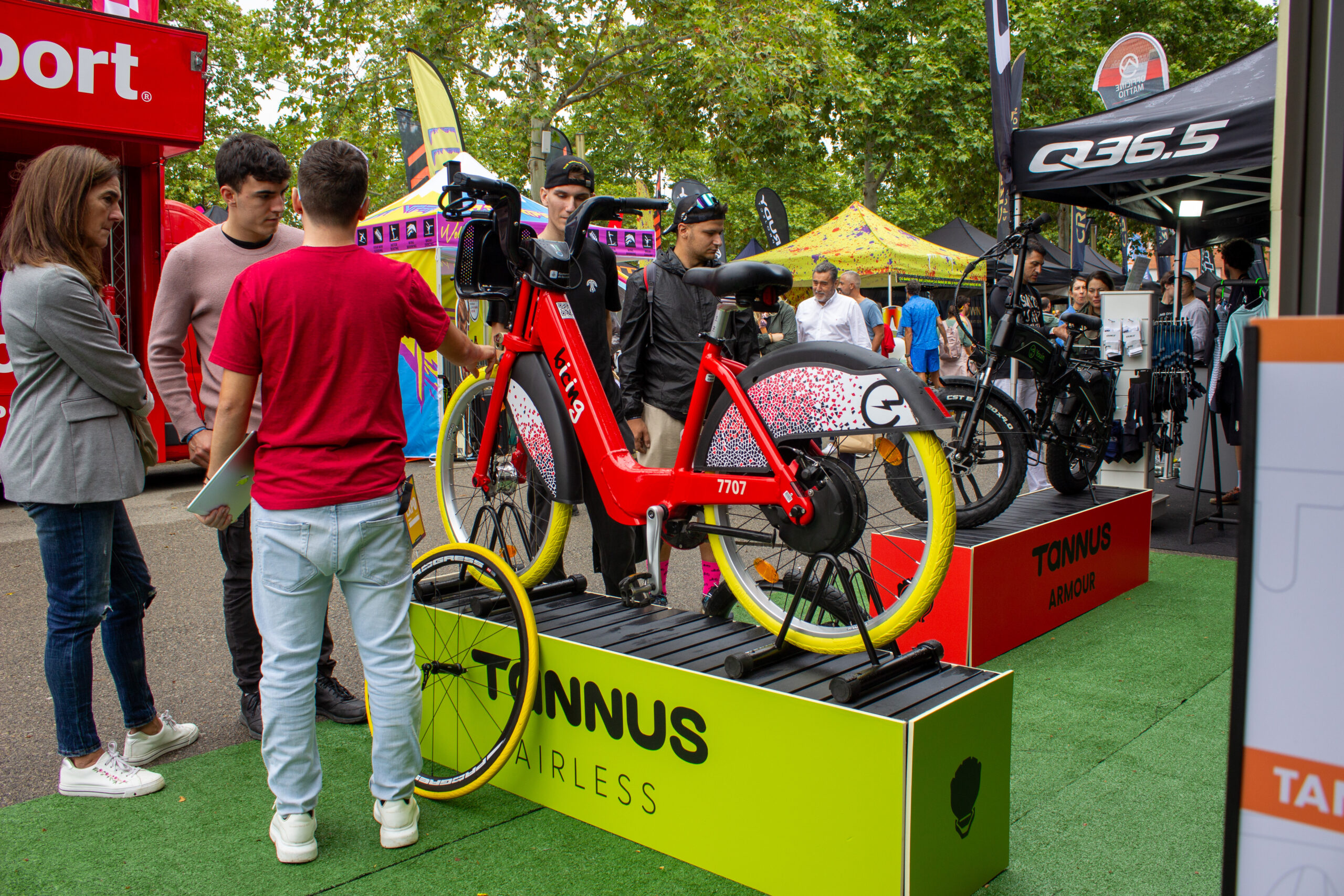 El stand de Tannus en Sea Otter 2024 con la bici de bicing de Barcelona.