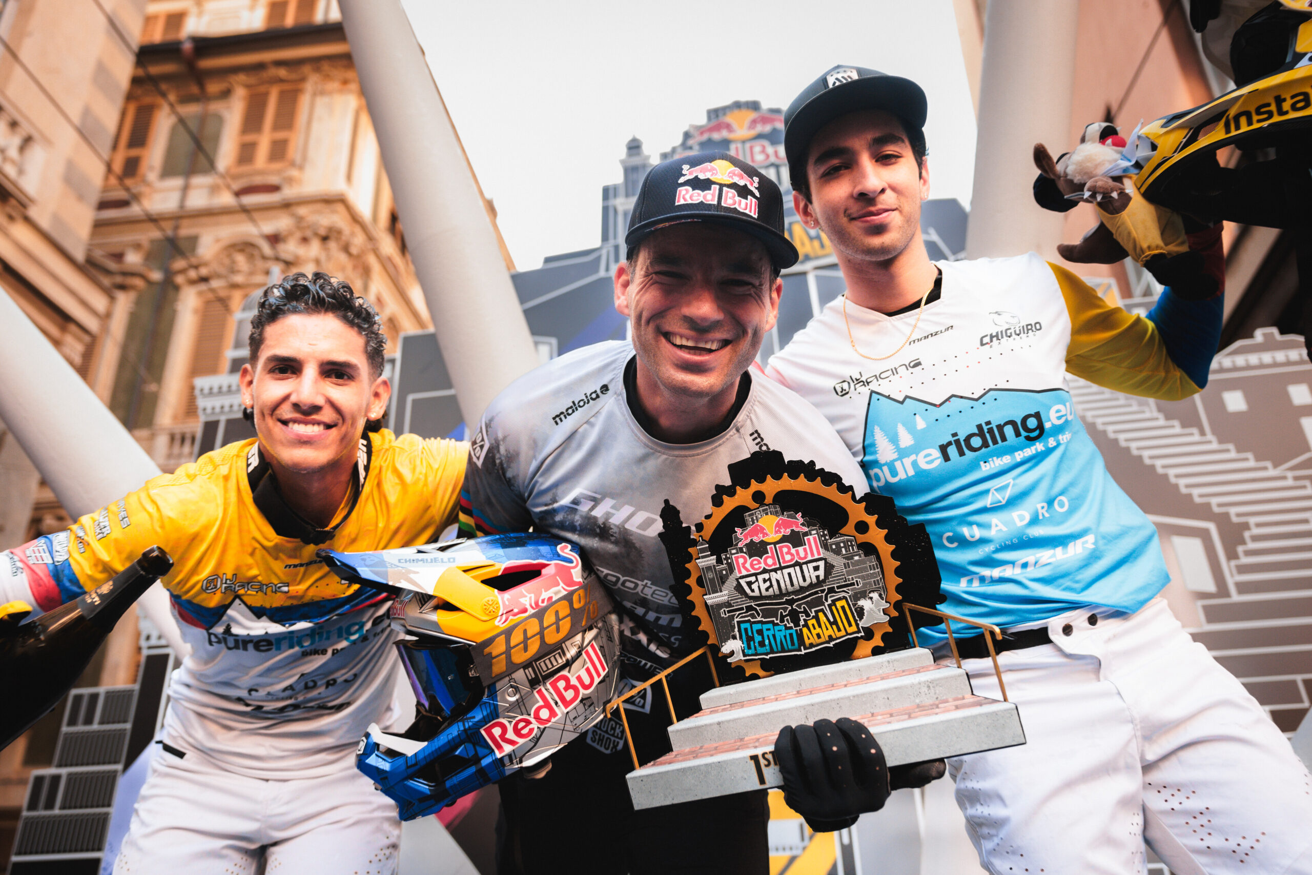 Foto de los 3 riders en el podio de Red Bull Cerro Abajo