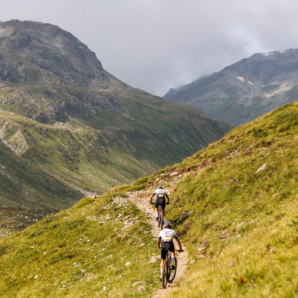 Zwei Radfahrer auf einer Wintertour in einer bergigen Landschaft