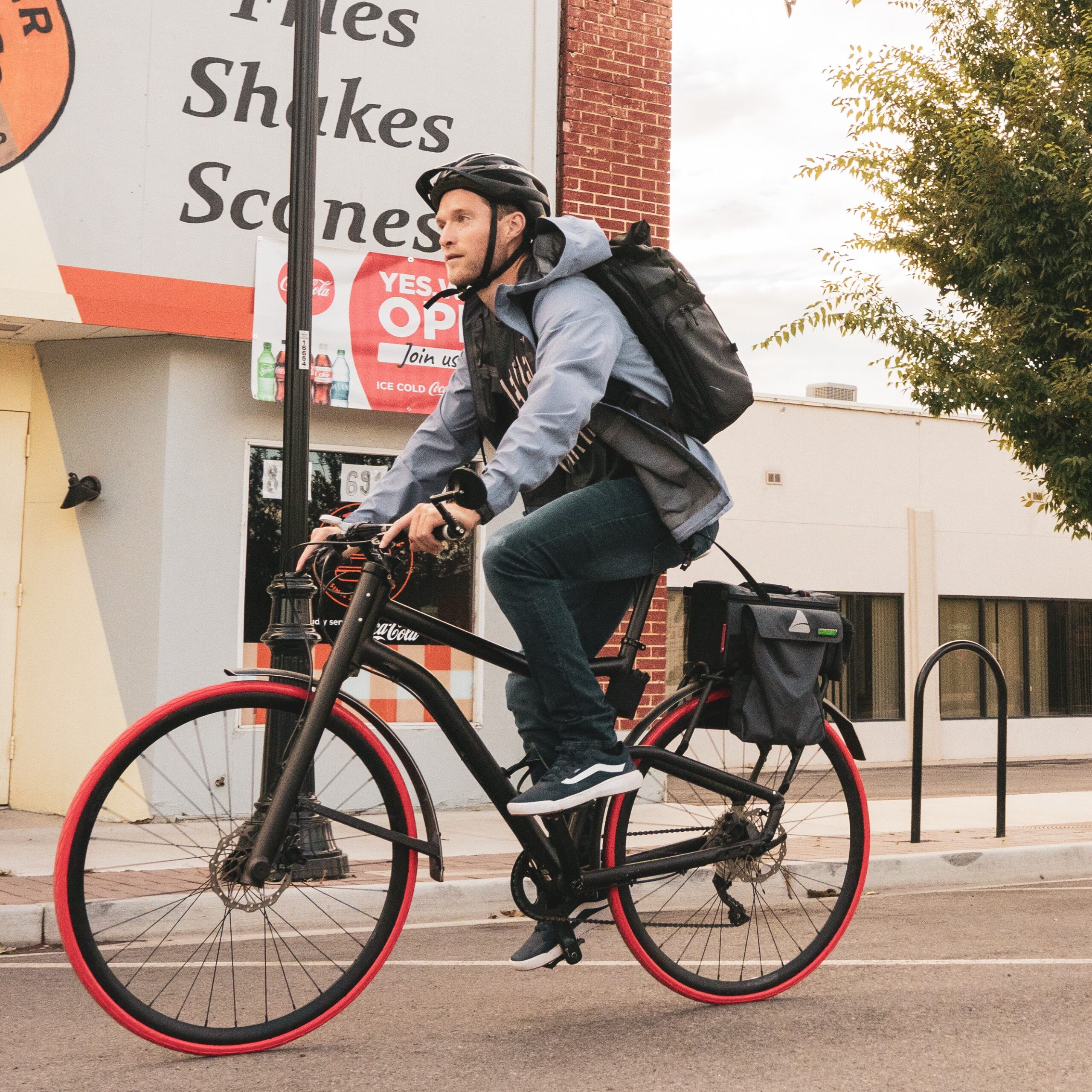 Urban cyclist equipped with backpack, helmet and Tannus urban bike tires.