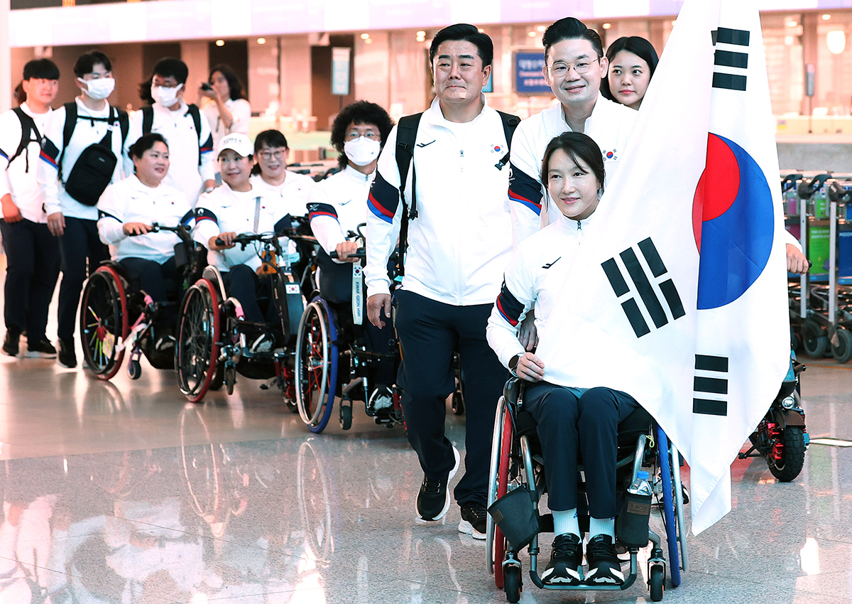 Korean team arriving in Paris, with the national flags, with the wheelchairs equipped with Tannus puncture-proof weelchair